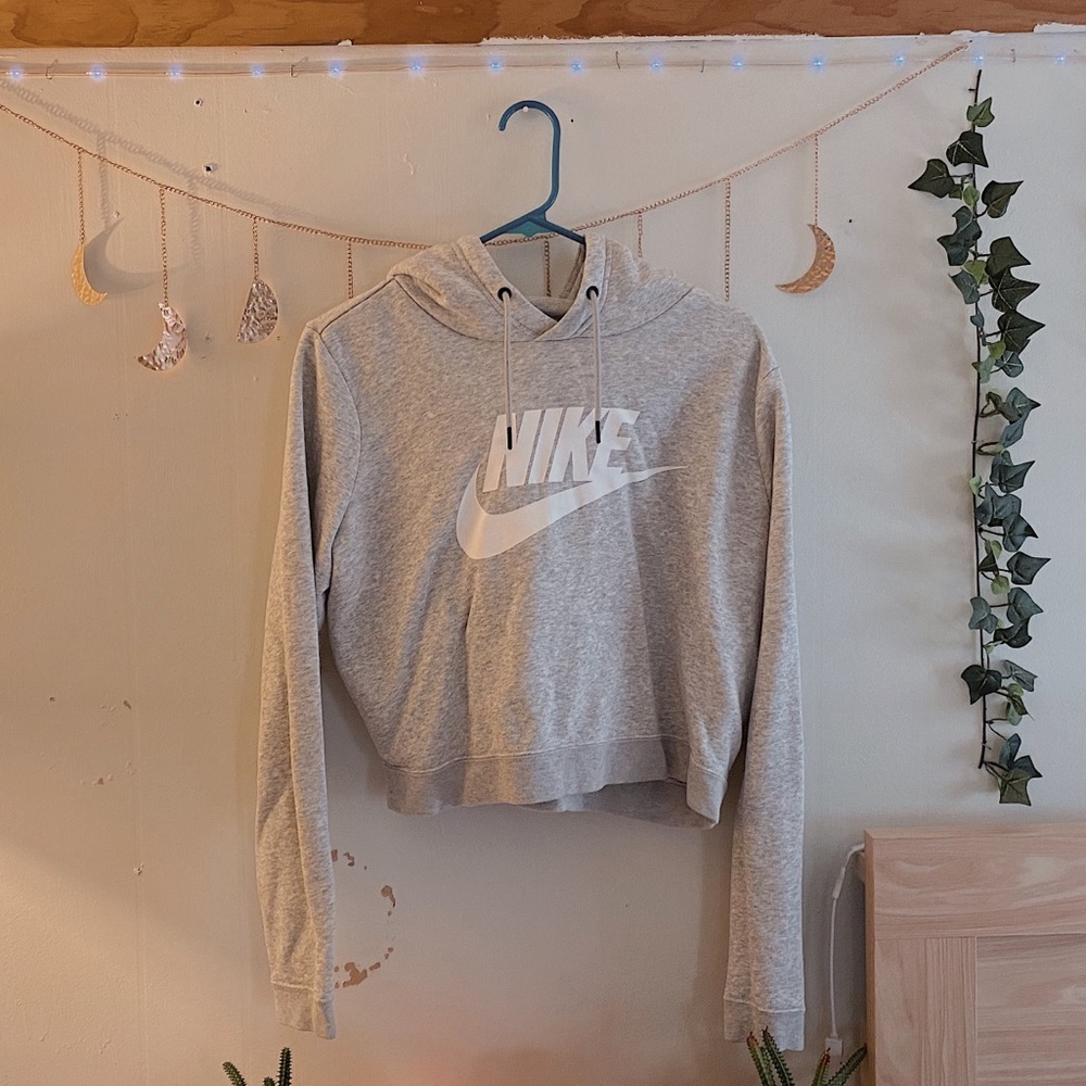 nike cropped hoodie